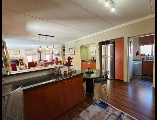 3 BEDROOM TOWNHOUSE FOR SALE IN GLENVISTA